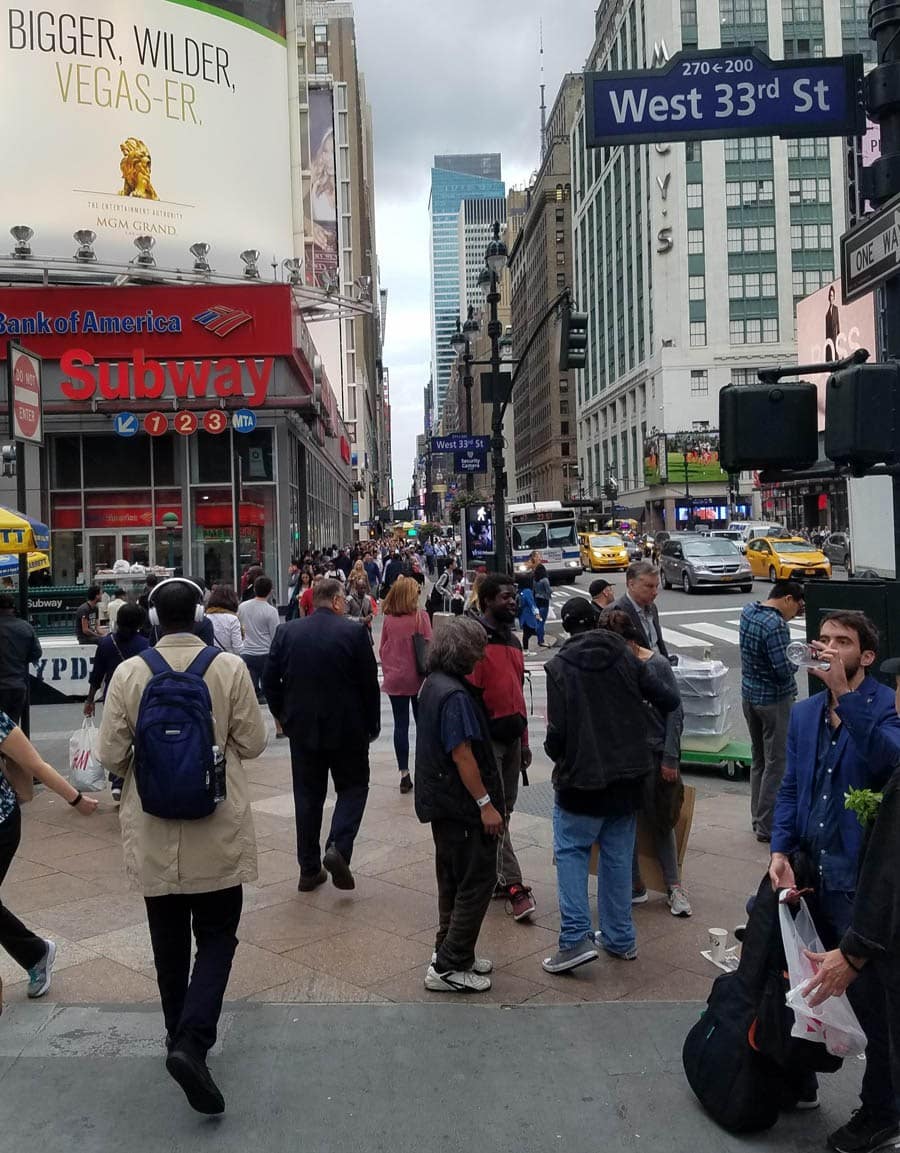 Rue de New York remplie de personnes.