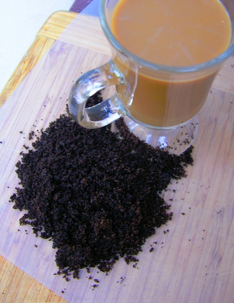 Tasse de café avec du marc de café.