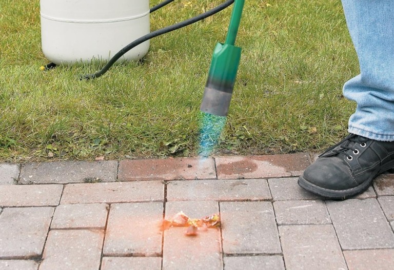 Le désherbage des surfaces pavées